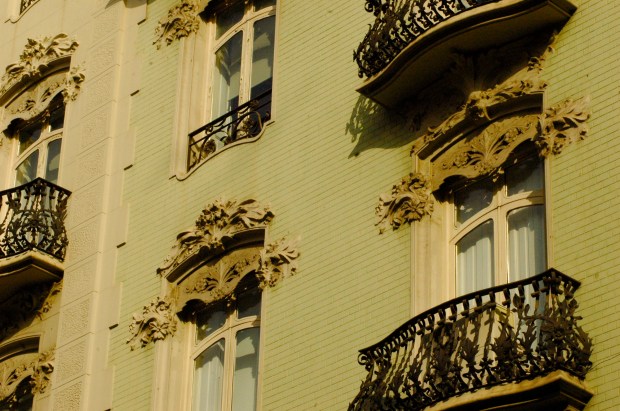Green ceramic tiling with modernista stonework overlapping