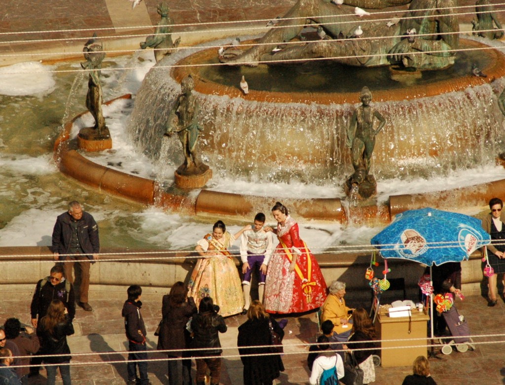 Traditionally dressed Valencians cause a stir in the Plaza de la Virgen
