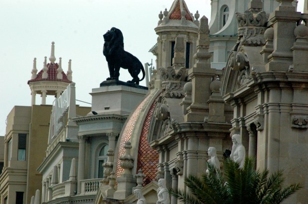 Roof decoration aplenty in the Plaza del Ayuntamiento
